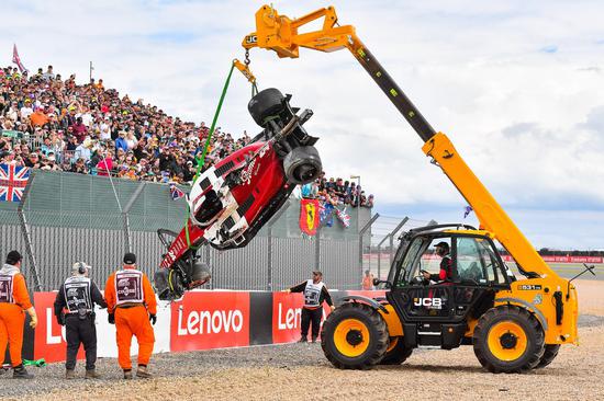 Marshals remove Zhou's crashed car from the barriers. (Photo by Qian Jun/Xinhua)