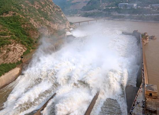 Sanmenxia Reservoir discharges accumulated mud and sand