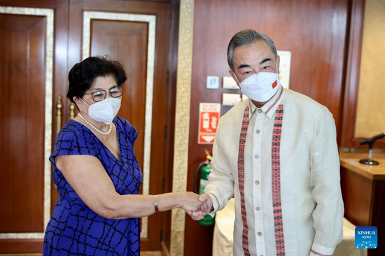 Visiting Chinese State Councilor and Foreign Minister Wang Yi (R) meets with Philippine National Security Adviser Clarita Carlos in Manila, the Philippines, on July 6, 2022. (Xinhua/Liu Kai)