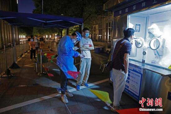 Residents take nucleic acid testing at a community in Shanghai, July 5, 2022. (Photo: China News Service/Yin Liqin