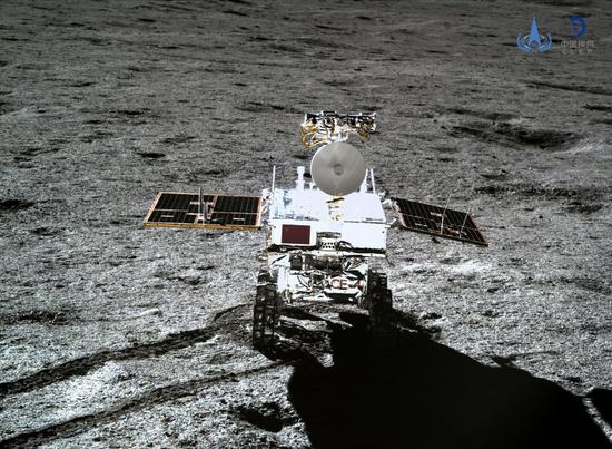 202Photo taken by the lander of the Chang'e-4 probe on Jan. 11, 2019 shows the rover Yutu-2 (Jade Rabbit-2). (Xinhua/China National Space Administration)