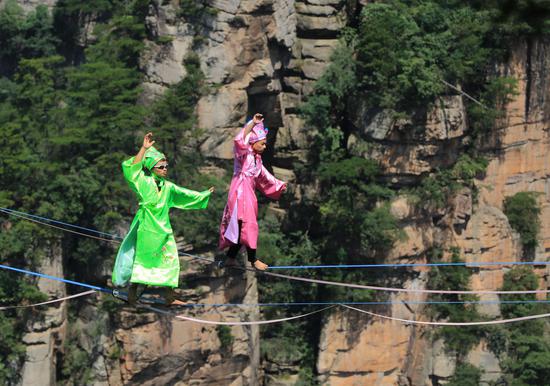 Slackline walkers compete at Zhangjiajie National Forest Park