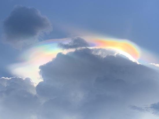 Rainbow colored clouds appear in Yunnan