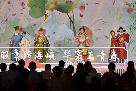 Xiamen festival presents traditional Chinese costumes