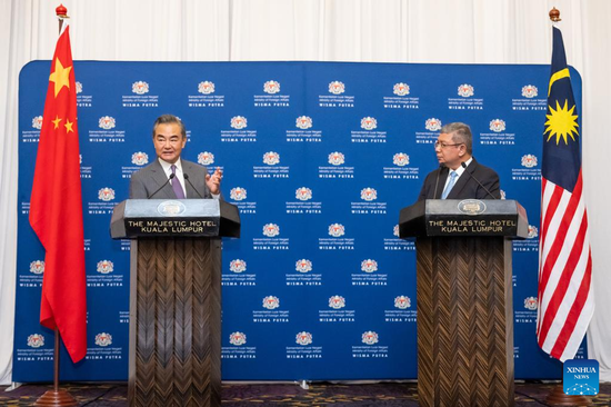 Visiting Chinese State Councilor and Foreign Minister Wang Yi (L) attends a joint press conference with Malaysian Foreign Minister Saifuddin Abdullah after their meeting in Kuala Lumpur, Malaysia, July 12, 2022. (Xinhua/Zhu Wei)