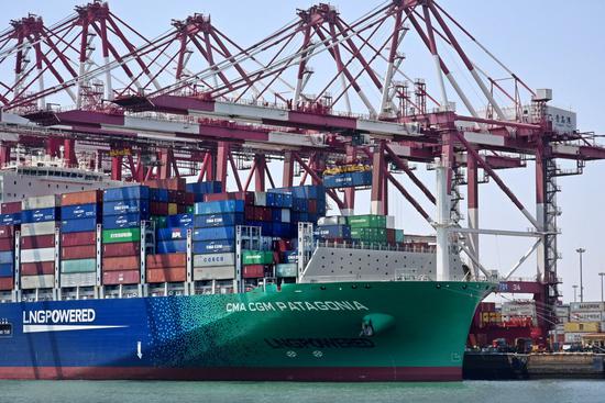 Photo taken on May 1, 2022 shows a container vessel docking at the Qianwan Container Terminal in Qingdao, East China's Shandong province. (Photo/Xinhua)