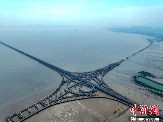 Photo shows the construction site of the Asia's largest maritime expressway interchange hub in Ningbo, east China's Zhejiang Province, July 17, 2022. (Photo provided to China News Service)

