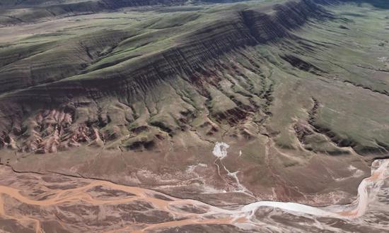 Red strata discovered in Hoh Xil, Northwest China’s Qinghai Province (Photo/Xinhua)