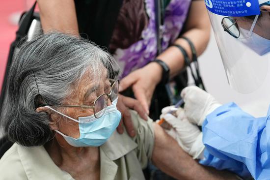 A medical worker injects a booster shot of COVID-19 vaccine for an 89-year-old citizen at Aoyuncun Subdistrict in Chaoyang District, Beijing, capital of China, July 13, 2022. (Xinhua/Ju Huanzong)