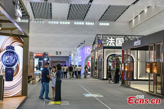 People visit the Second China International Consumer Products Expo in Haikou, south China's Hainan Province, July 25, 2022. (Photo: China News Service/Jia Tianyong)