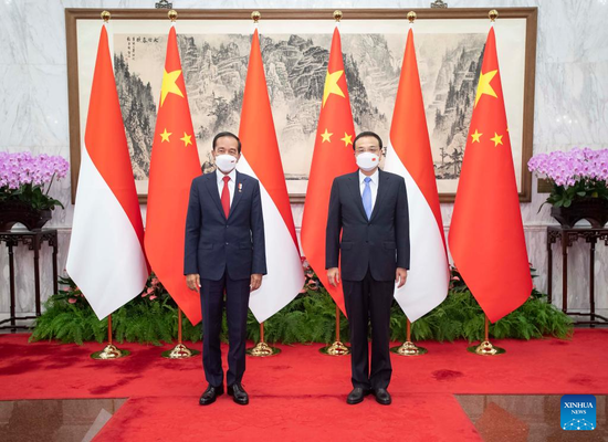 Chinese Premier Li Keqiang meets with visiting Indonesian President Joko Widodo at the Diaoyutai State Guesthouse in Beijing, capital of China, July 26, 2022. (Xinhua/Li Tao)