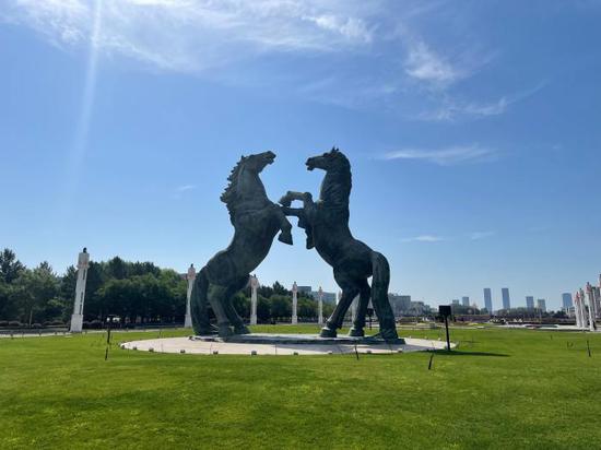 Photo taken on July 25, 2022 shows Shuangju Square in Kangbashi District,Ordos, Inner Mongolia. (Photo/Zhang Dongfang)