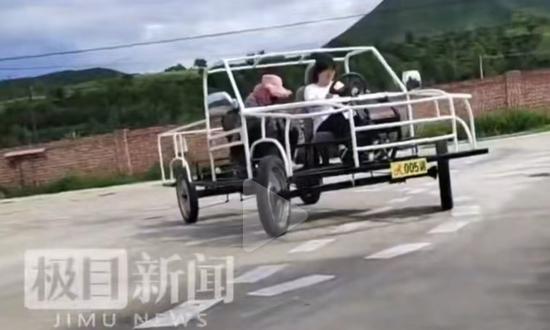 Screenshot of video widely circulated on the Internet shows that at a driving school in Chengde, North China's Hebei Province, a number of hollowed out training vehicles with only a skeleton driving. (Photo/Jimu News)