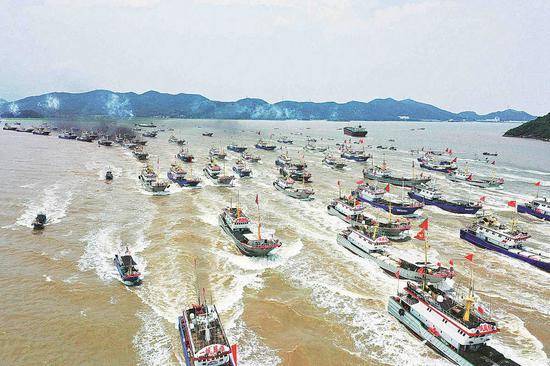 Fishing boats in Taizhou, a coastal city in Zhejiang province, set sail on Monday as the three-month fishing moratorium in the East China Sea was lifted on the same day. (LIN LIJUN/FOR CHINA DAILY)