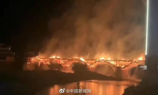 The burning Wan'an Bridge (Photo/China News Service via Sina Weibo)