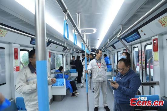 People take China's first urban rail vehicle with a dual-current system in Chongqing, Oct. 20, 2021. (Photo: China News Service/Chen Chao)