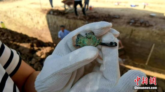 More than 200 relics unearthed in Hubei