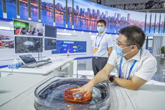 A staff member shows a high-intensity focused ultrasound system for cancer treatment during the fourth Western China International Fair for Investment and Trade in southwest China's Chongqing, July 22, 2022. (Xinhua/Huang Wei)