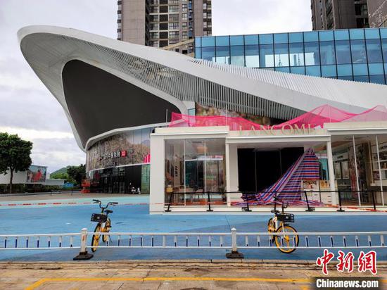 Photo shows a closed duty free shop in Hianan. (Photo/China News Service)