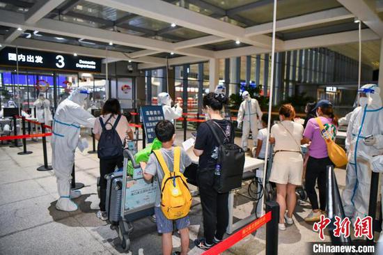 Tourists stranded amid a new outbreak of COVID-19 in Haikou, south China’s Hainan Province, set off for their return journey, August 12, 2022. (Photo/China News Service)
