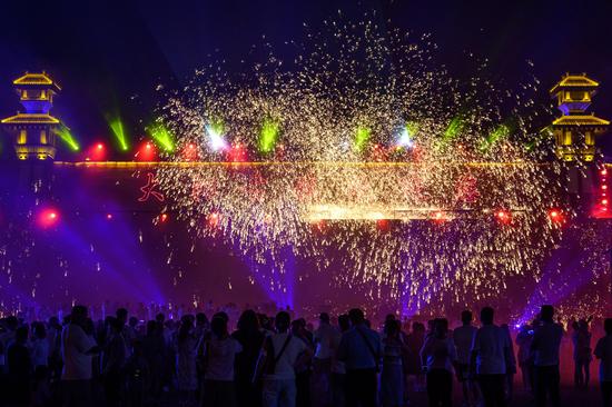 'Molten iron flowers', electronic music add fun to festival in Shanxi