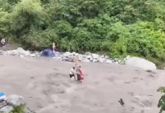 7 dead, 8 injured in flash flood at scenic hot spot