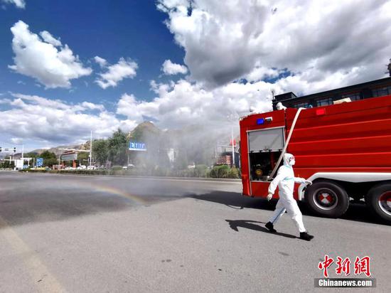 A fire truck disinfects the main urban area, Lhasa, Tibet Autonomous Region. (Photo provided by the Lhasa Fire Rescue Detachment)