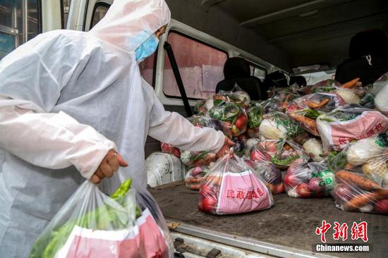 Photo shows free vegetables and fruits prepared for citizens by a community in Urumqi, Xinjiang Uyghur Autonomous Region, August 12, 2022. (Photo/China News Service)