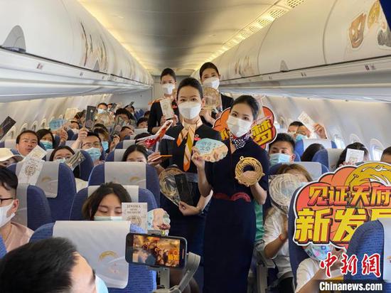 Group photo of passengers on the flight EU2409 from Chengdu in southwest China’s Sichuan to Luoyang, capital of Henan Province. (Photo provided byJinsha Ruins Museum)