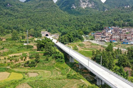 Tunnel on Guiyang-Nanning high speed railway drilled through