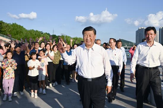 Chinese President Xi Jinping, also general secretary of the Communist Party of China Central Committee and chairman of the Central Military Commission, waves to citizens while visiting a forest park in Jinzhou, Northeast China's Liaoning province, Aug 16, 2022. (Photo/Xinhua)