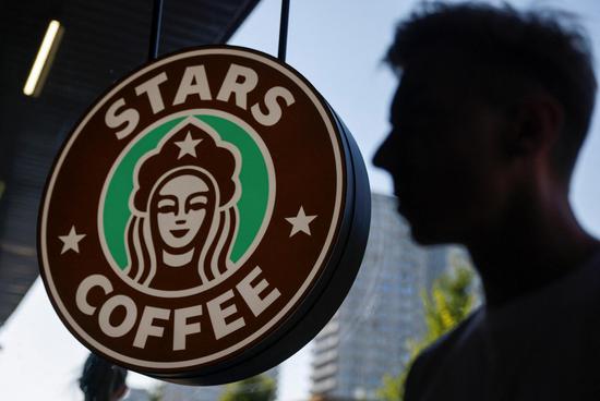 Starbucks successor opens in Russia