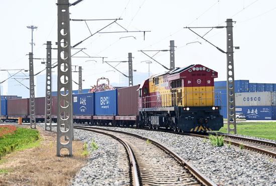 Train No. X9015, a China-Europe freight train, leaves for Kazakhstan from Xi'an International Port in Xi'an, northwest China's Shaanxi Province, July 29, 2022.(Xinhua/Li Yibo)