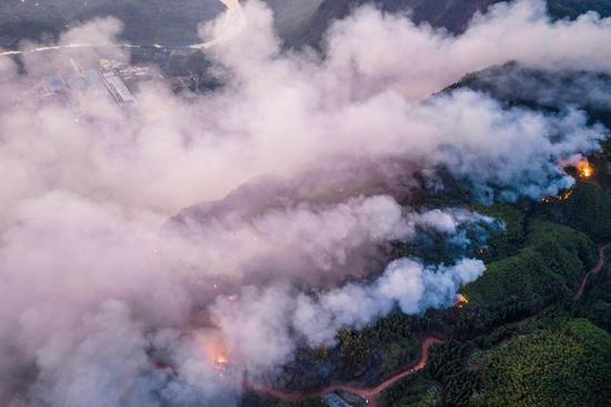 Forest fire rages amid extreme heat in Sichuan