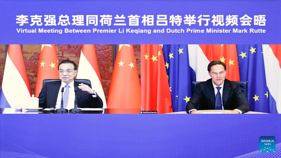 Chinese Premier Li Keqiang meets virtually with Dutch Prime Minister Mark Rutte in Beijing, capital of China, Aug. 23, 2022. (Xinhua/Zhang Ling)