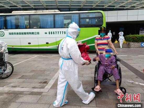 Huang, who is 107 years old, is discharged from hospital in Haikou, Hainan Province, Aug. 24, 2022. (Photo/China News Service)