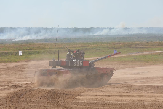 China advances to tank biathlon final in int'l army games