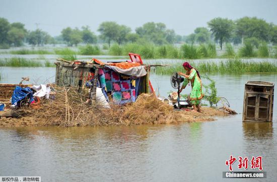 People set up temporary tents in flood-hit Pakistan, Aug. 29, 2022. (Photo/Agencies)