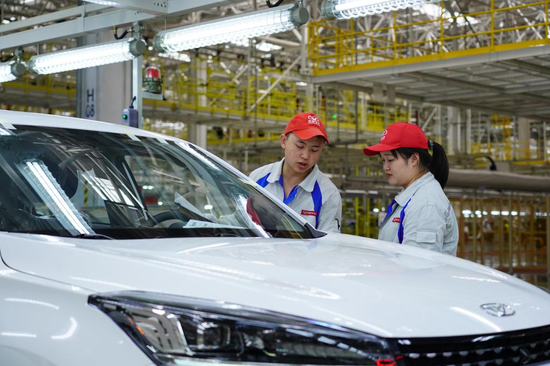Quality inspectors check a new-energy vehicle in an automobile manufacturing workshop in Yibin, southwest China's Sichuan Province, July 20, 2022. (Xinhua/Liu Qiong)