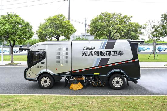 Commercial operation of driverless sanitation vehicles launched in south China