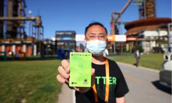 A representative showcases the digital renminbi hardware wallet at the 2022 China International Fair for Trade in Services in Beijing, on September 1, 2022. (Photo/courtesy of Meituan)