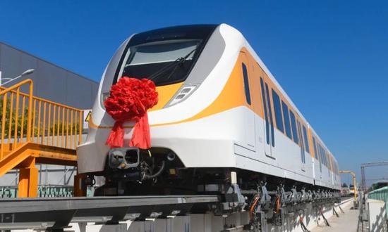 Self-developed maglev train rolls off CRRC assembly line