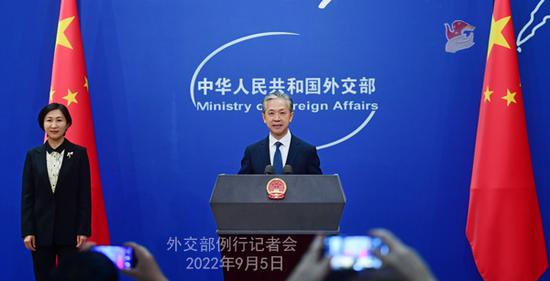  Chinese Foreign Ministry spokesman Wang Wenbin (R) introduces Mao Ning (L), new Foreign Ministry Spokesperson, to the media at the regular press conference on Sept. 5, 2022. (Photo/fmprc.gov.cn)