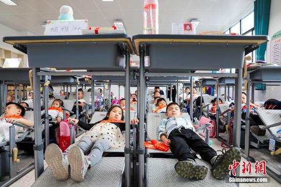 Students take nap on adjustable chairs in Chongqing