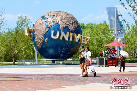Tourists visit the Universal Beijing Resort, June 24, 2022. (Photo/China News Service)