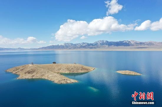 Photo shows the Sayram Lake in Xinjiang Uyghur Autonomous Region, April 28, 2022. (Photo/China News Service)