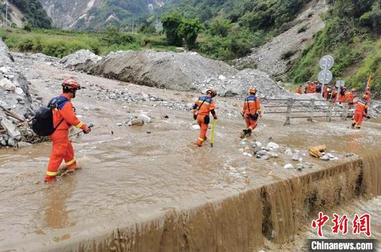 Firefighters head for Xingfu village in Shimian County   of Ya'an, Sichuan, for rescue operations, Sept. 6, 2022. (Photo/China News Service)