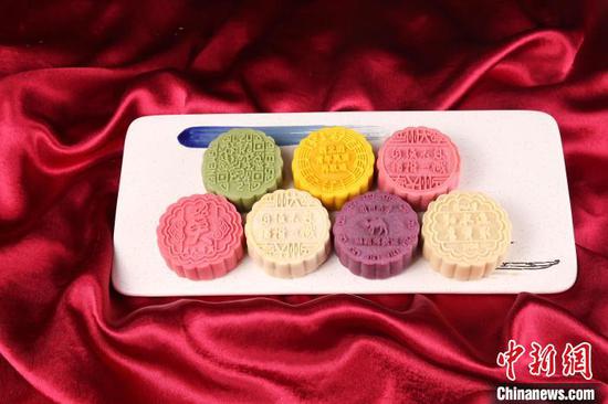 Lanzhou University in Gansu Province offers moo<em></em>ncakes featuring local characteristics. (File photo)