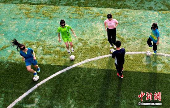 Wang Yafeng trains his students at Fuzhou School for the Blind (Photo/China News Service)