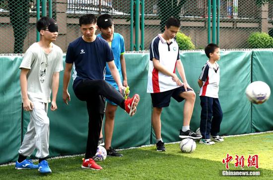 Wang Yafeng trains his students at Fuzhou School for the Blind (Photo/China News Service)